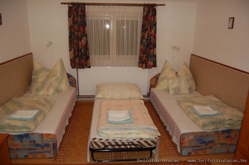 Twin bedroom with extra bed