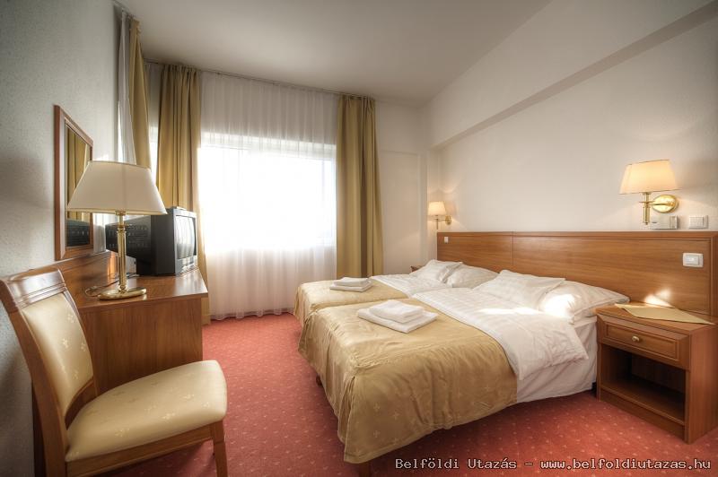 Kt Korona Hotel-Superior Lakosztly erkllyel-Fplet